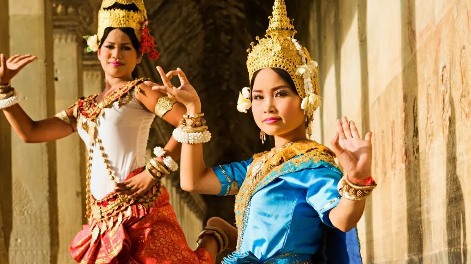Donne cambogiane in abiti tradizionali che ballano la danza apsara